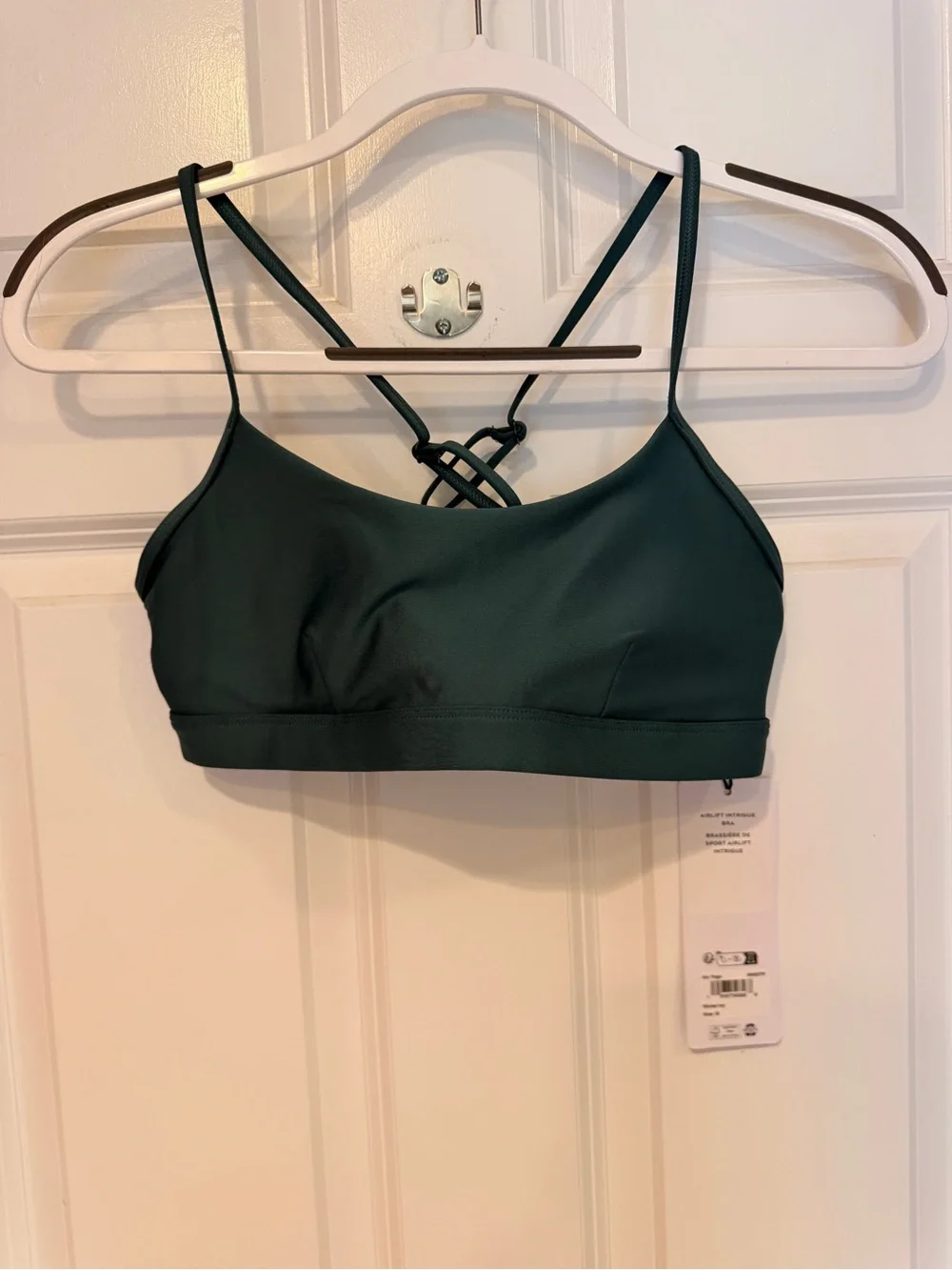 NWT Alo Yoga Airlift Intrigue Bra size medium winter ivy green